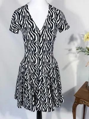 💥REISS Black White Zebra Fit & Flare V Neck Mini Dress Pockets Sz 2 💛 thumbnail 3