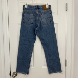 Levi’s Wedgie Straight Jeans Women’s 26 Button Fly Frayed Hem Blue Denim thumbnail 6