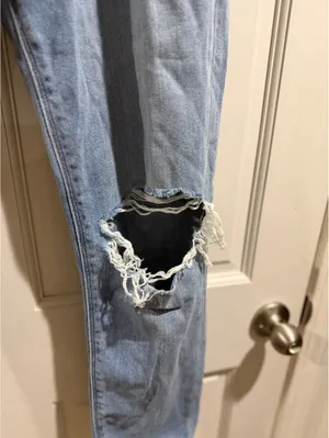 American Eagle Light Wash Mom Jeans Size 6 thumbnail 9