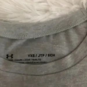 Under Armour T-Shirt Girls Never Quit Gray Camo HeatGear NWT YXS Sporty Athletic thumbnail 4