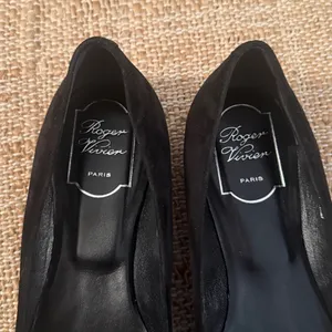 Roger Vivier Grommette Ballet Flats Black Suede Tortoise Size 40.5 thumbnail 8