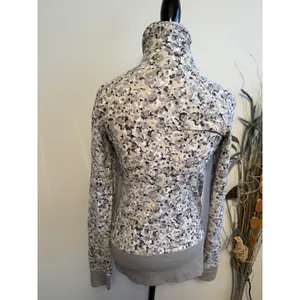 Lululemon Nice Asana Jacket Not‎ So Petite Fleur Silver Spoon Abstract Gray Sz 8 thumbnail 4