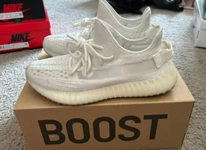 Yeezy 350 V2 thumbnail 1