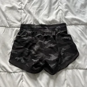 ATHLETA Mesh Racer Run Shorts Womens XXS‎ Black Camo Running Workout Activewear thumbnail 6