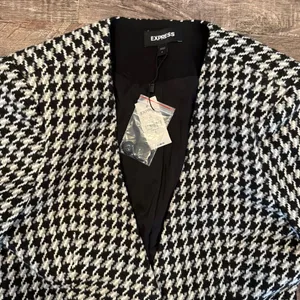 NWT Express Women’s Black and White Houndstooth Single Button Blazer Size 4 thumbnail 2
