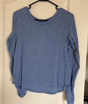 Lululemon tshirt. Cute cutout on the back. Super soft and in excellent condition thumbnail 1