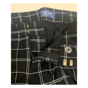 Women’s Old Navy Pixie Mid-Rise Plaid Checkered Capri Pants Black Grid Size 16 thumbnail 2