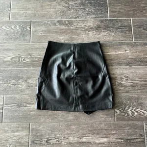 Zara Women Ruched Faux Leather Mini Skirt thumbnail 3