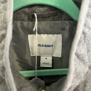 Old Navy Light Grey Quilted Vest with Gold Zipper and Pockets -size M -MSRP $35! thumbnail 3