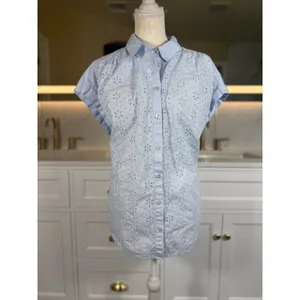 Gap Eyelet Blouse Womens L Light Blue Embroidered Button Front Cap Sleeve Top thumbnail 2