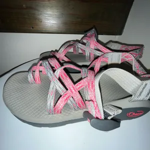 Chacos WOMENS size 7 pink and grey thumbnail 5