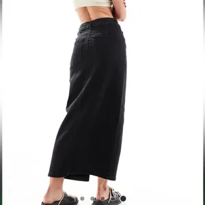 ASOS / ASOS DESIGN Petite denim maxi skirt with split hem / washed black thumbnail 5