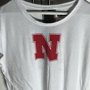 5th & Ocean Stylish white t-shirt featuring bold red lettering. Perfect for casual outings. Nebraska shirt size medium thumbnail 2