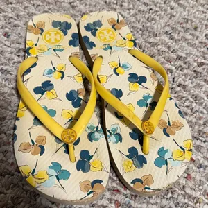Tory Burch Floral Flip Flops Yellow Floral Slim Strap- Size 8 thumbnail 2