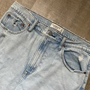 Abercrombie & Fitch Ankle Straight Ultra High Rise Jean Light Wash Distressed 32 thumbnail 3