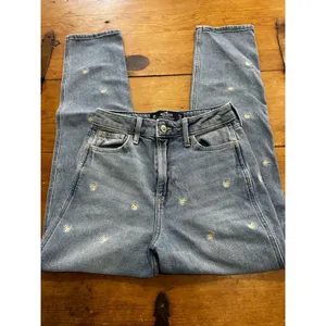 Hollister Daisy Embroidered Jeans Size 0R High Rise Straight Leg Light Wash thumbnail 2