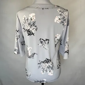 Ann Taylor Blouse Sz S Gray Floral Flutter Elbow Length Sleeve Split Neckline thumbnail 4