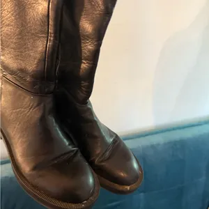 Zara Boots Women 8.5 39 Low Heel Leather Knee High Riding Black Biker Moto thumbnail 3