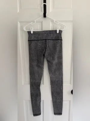 Lululemon Luxtreme Full Length Leggings Size 6 Black White Print‎ thumbnail 2