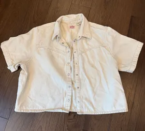 Levi’s Women’s Short-Sleeve Denim Jacket in Off White Size Large - C71-012 thumbnail 1