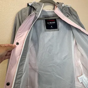 Hollister All Weather Hooded Windbreaker Jacket Size M Gray Pink thumbnail 9