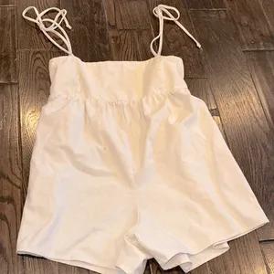 MIOU MUSE Stylish Cream Romper size medium with pockets thumbnail 2