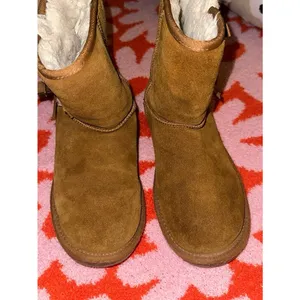 Girls Ugg boots thumbnail 2