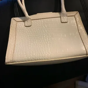 Preloved Liz Claiborne vintage 90’s faux leather‎ cream purse thumbnail 3