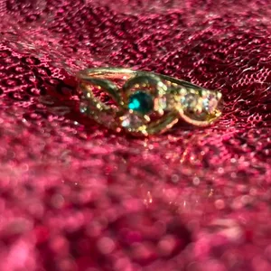Boutique Womens Ring Size 7 Gold Jewelry Emerald Green Crystal Silver Encrusted Bling Y2K thumbnail 1
