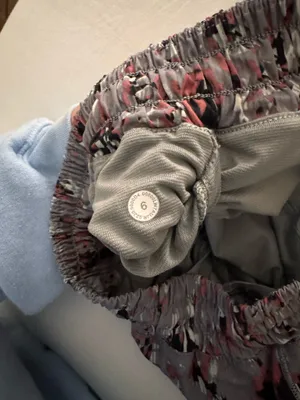 Lululemon Hotty Hot 2.5" Shorts thumbnail 4