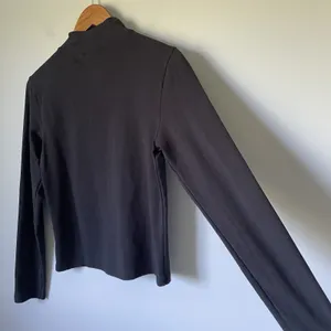 Nike Swoosh Mock-Neck Long-Sleeve Top Black Athletic Cotton Women's Size Medium thumbnail 4