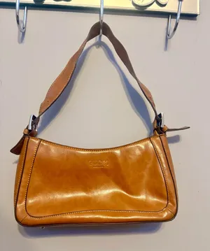 Trendy 90s/early 2000s style baguette purse in a warm camel/tan color. Perfect minimalist everyday bag that fits comfortably under the arm. thumbnail 1