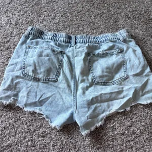 Aerie Light Wash Distressed Denim Shorts Elastic Back Waistband XL thumbnail 4