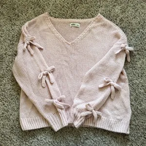 Hollister bow sweater thumbnail 1