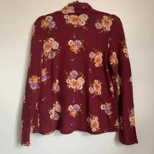 5/$25 Maurices Waffle‎ Knit Floral Wrap Blouse thumbnail 2