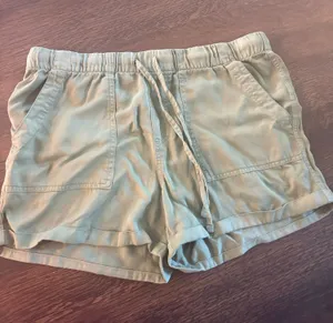 Women’s Gap Shorts thumbnail 1