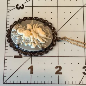 Vintage Floral Cameo Pendant Necklace thumbnail 5