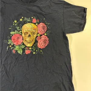 Skeleton Floral tshirt Size M thumbnail 1