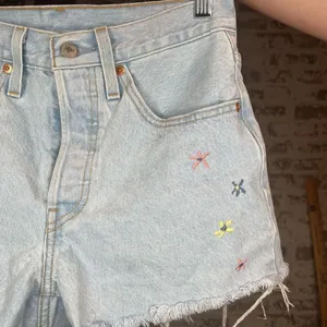 Levi’s | women denim shorts with embroidered flowers thumbnail 8