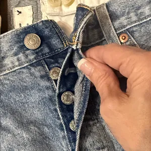 LEVI’S 501 Classic High Rise Button Fly Denim Shorts Size 31 thumbnail 4