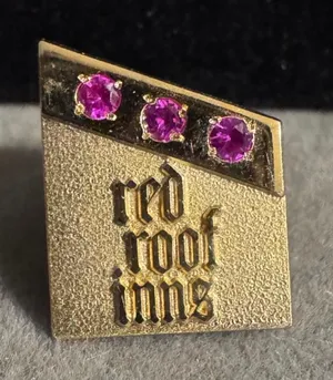 Red Roof Inns Gold Tone Lapel Pin thumbnail 1