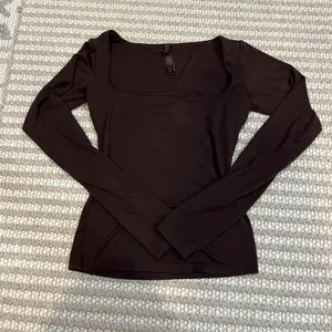 Skims Smooth Layers Square Neck Top in Espresso thumbnail 3