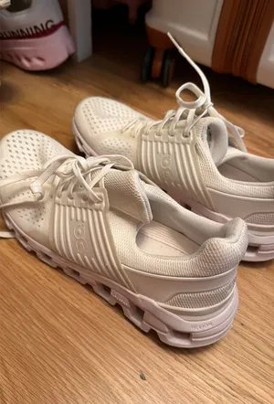 On Cloud Running Shoes thumbnail 1