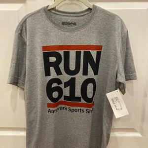 ATANYA‎ Run 610 Aardvark Sports Shop T-Shirt Performance Material Unisex Medium thumbnail 1