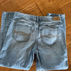 Abercrombie & Fitch Boyfriend Jeans Women’s Size 6R Mid Rise Distressed Denim thumbnail 4
