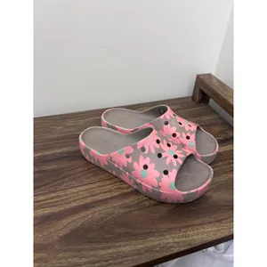 Crocs Classic Slide Sandals Womens 8 Taupe Pink Floral Daisy Print Slip On Shoes thumbnail 2