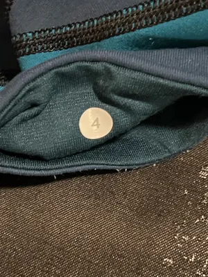 Womens sz4 Lululemon leggings thumbnail 5