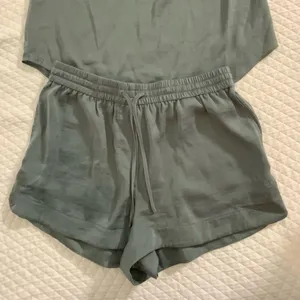 Barefoot Dreams Pajama Set thumbnail 2