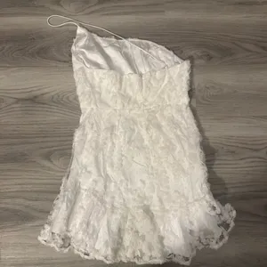 Selfie Leslie Women’s Large One Shoulder White Mini Lace Dress NWT thumbnail 8