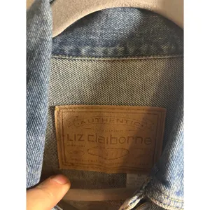 Liz Claiborne Womens Medium Wash Denim Jacket Blue Cotton Button Up Size M thumbnail 2
